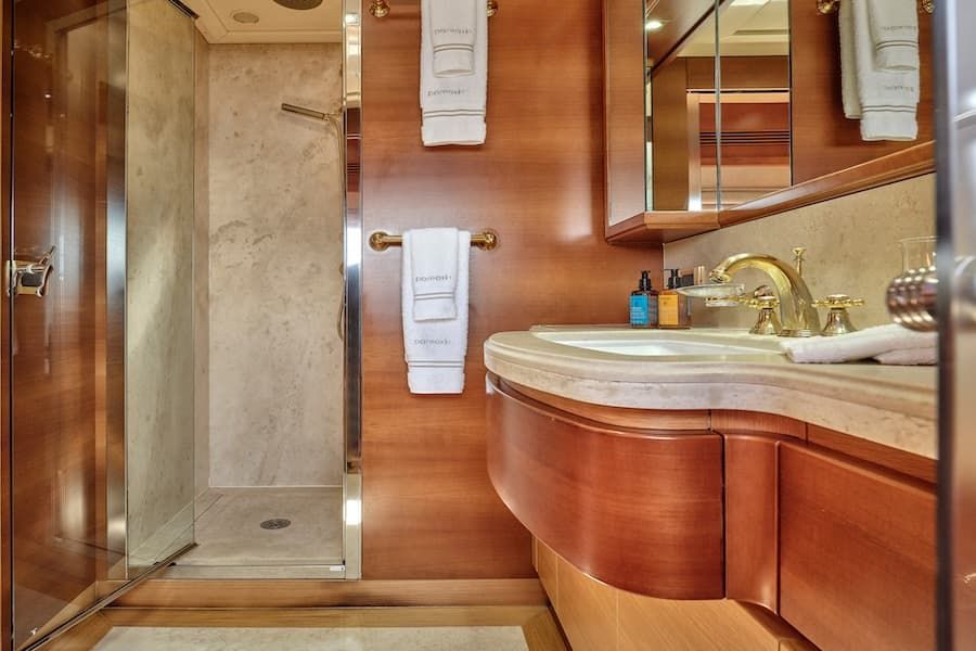 private bath, luxury bath, super yacht charter Greece