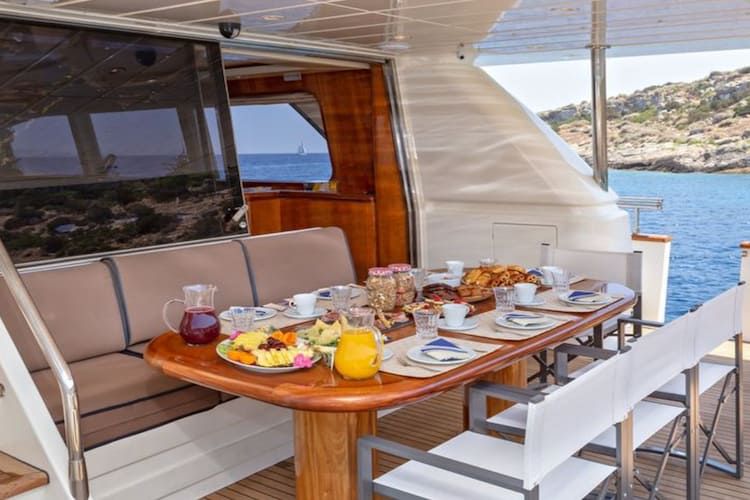 day cruise Athens, day yacht charter Athens, family yacht vacations Greece