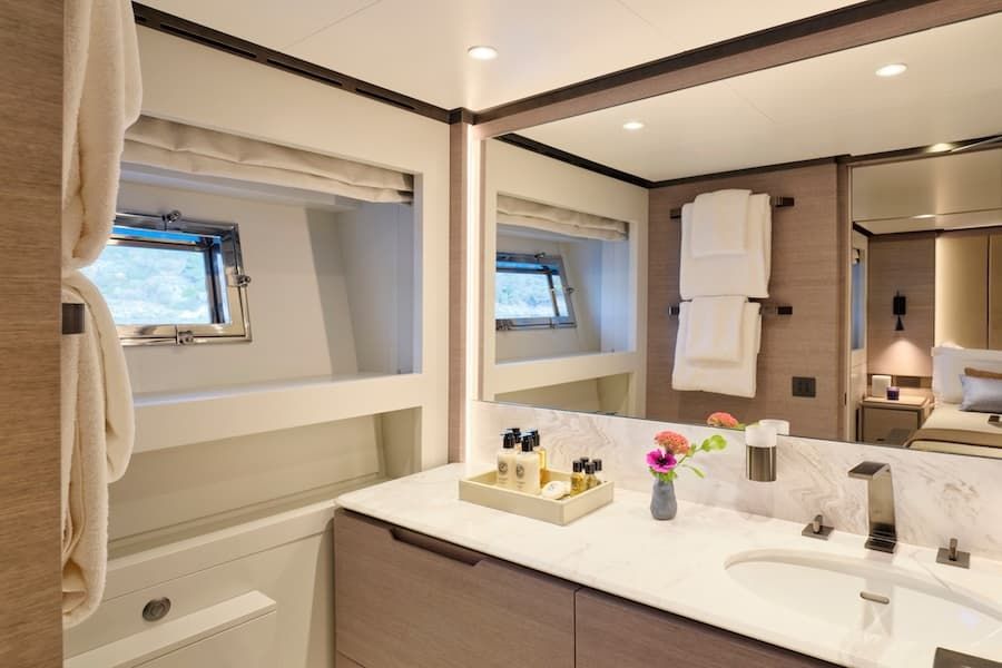 luxury bath, luxury yacht charter Greece, Oneiro yacht charter